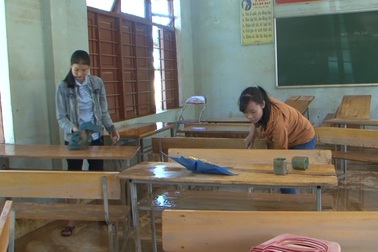 Quảng Bình: Trường học vùng rốn lũ dọn vệ sinh để sớm đón học sinh trở lại