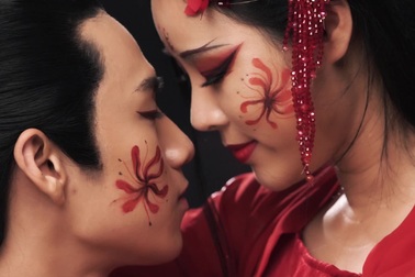 Bà xã Việt Hoàn tình tứ với bạn diễn kém 12 tuổi trong MV cổ trang "Lỡ"