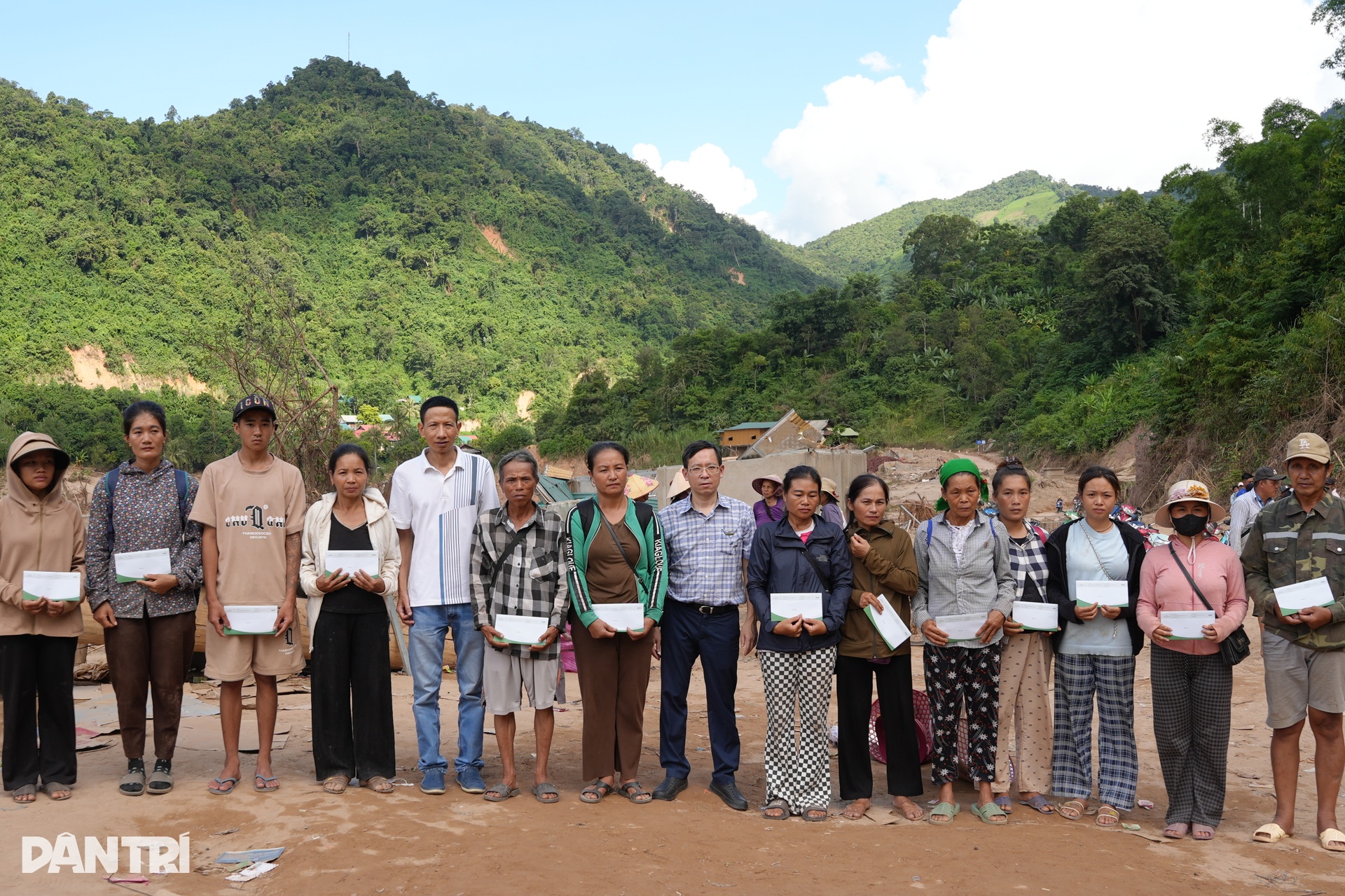 Báo Dân trí tổng kết chương trình hỗ trợ người dân vùng lũ ở Nghệ An - 11 Báo Dân trí tổng kết chương trình hỗ trợ người dân vùng lũ ở Nghệ An - 11