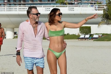 "Sao" truyền hình giàu có Duncan đón giáng sinh ở biển cùng vợ kém 31 tuổi