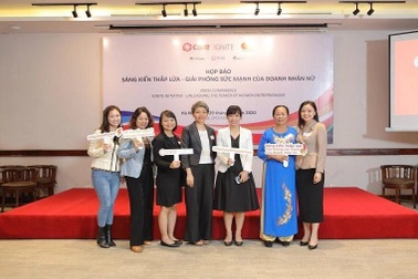 Ý nghĩa đằng sau những chiếc ô màu cam của CARE Ignite