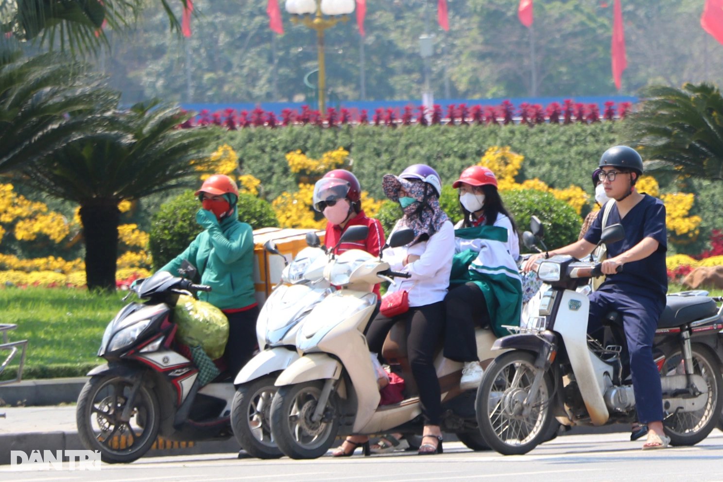 Người dân ngộp thở vì nắng nóng bất thường - 1 Người dân ngộp thở vì nắng nóng bất thường - 1