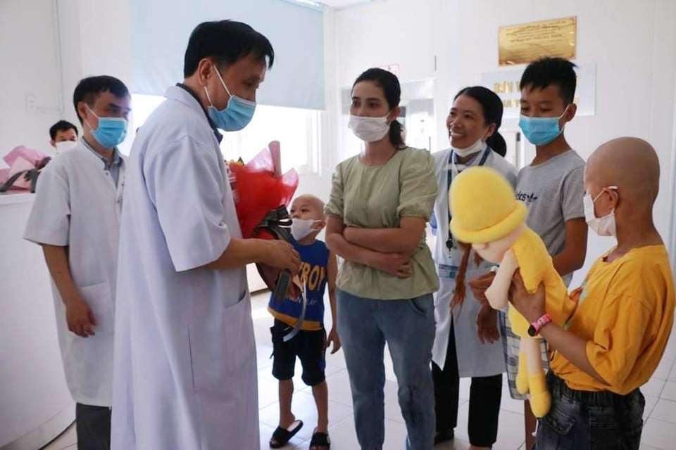 Bé gái 8 tuổi được ghép tế bào gốc tự thân thành công - 3 Bé gái 8 tuổi được ghép tế bào gốc tự thân thành công - 3