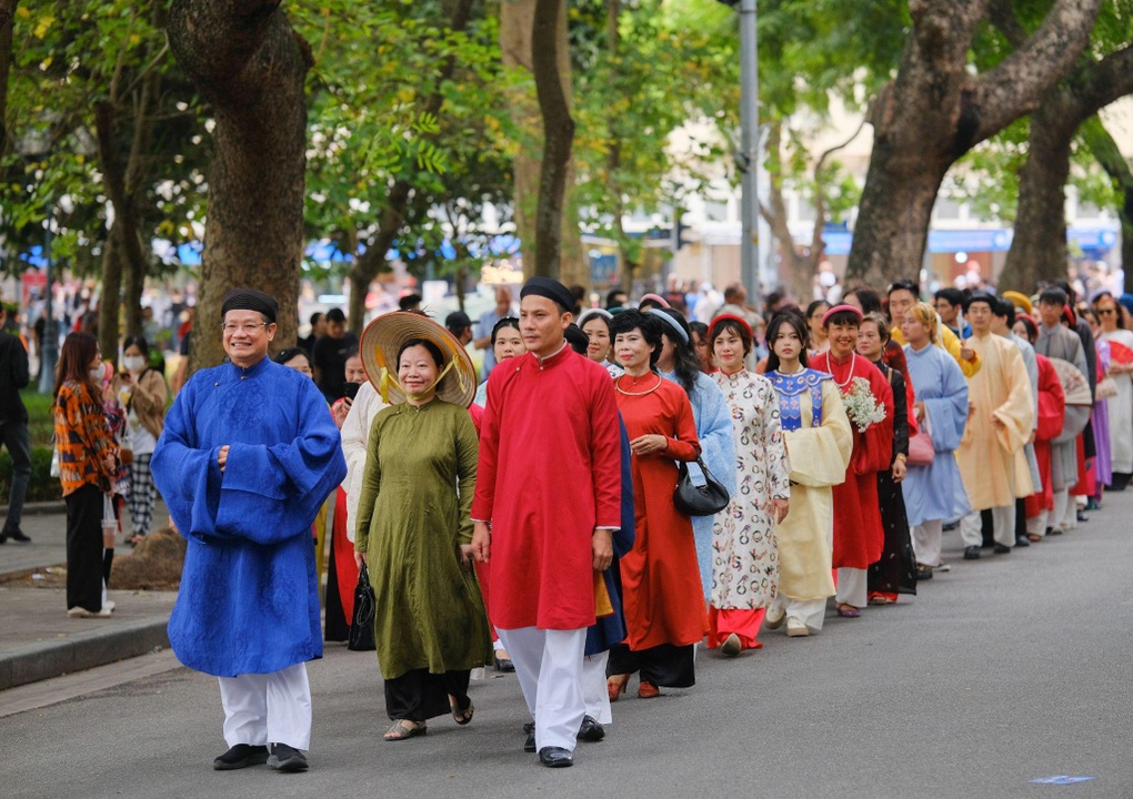 Hơn 100 người mặc cổ phục Việt diễu hành trên phố đi bộ Hồ Gươm - 14