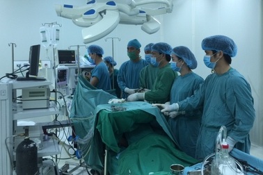 Bóc u quái chứa nhiều, tóc, răng, móng nằm ở ngực