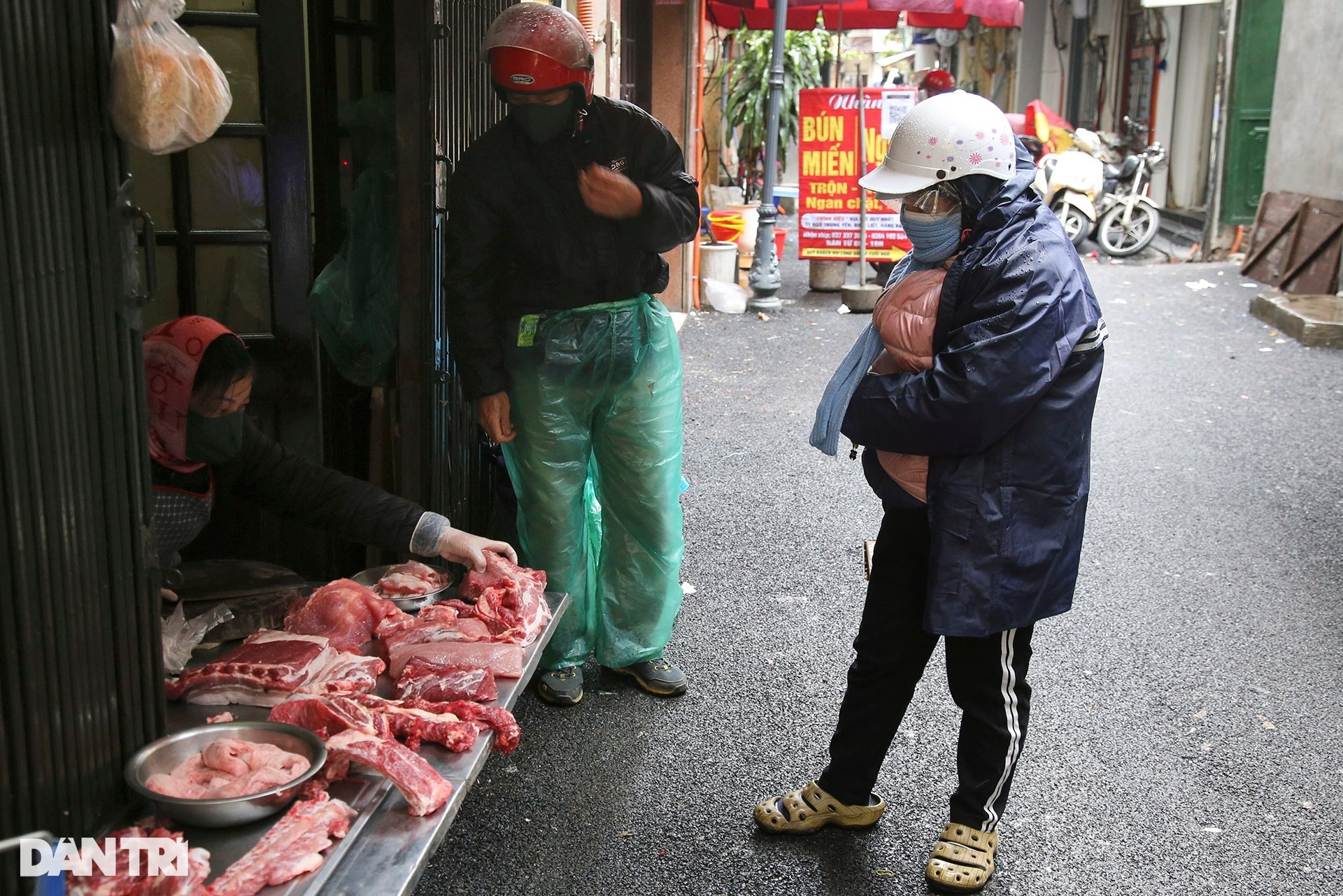 Mưa rét khiến cuộc sống của người dân Hà Nội gặp nhiều khó khăn - 6 Mưa rét khiến cuộc sống của người dân Hà Nội gặp nhiều khó khăn - 6