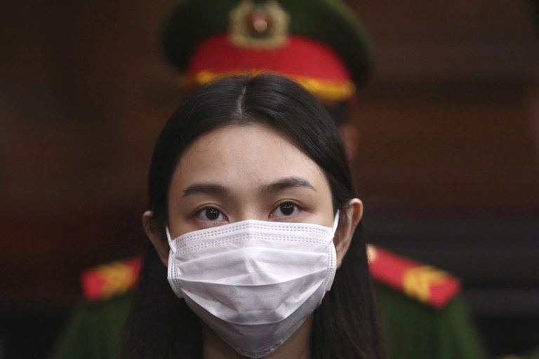 Hình ảnh hoa hậu Thuỳ Tiên, Quang Linh Vlogs, Hằng Du Mục tại phiên toà