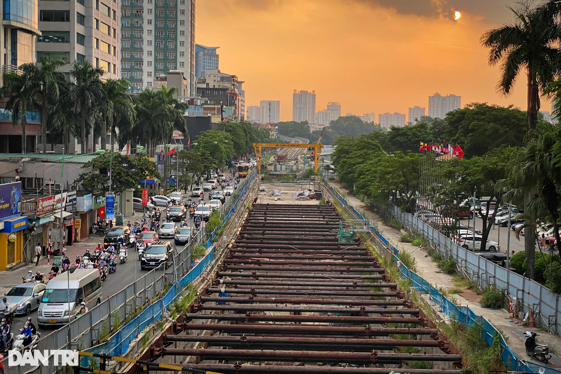 Cỏ cây mọc um tùm trên đại công trường dự án metro Nhổn - ga Hà Nội - 12 Cỏ cây mọc um tùm trên đại công trường dự án metro Nhổn - ga Hà Nội - 12
