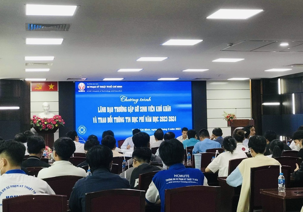 Học phí tăng đến 66%, trường đại học nhận lỗi livestream chưa rõ ràng - 3 Học phí tăng đến 66%, trường đại học nhận lỗi livestream chưa rõ ràng - 3