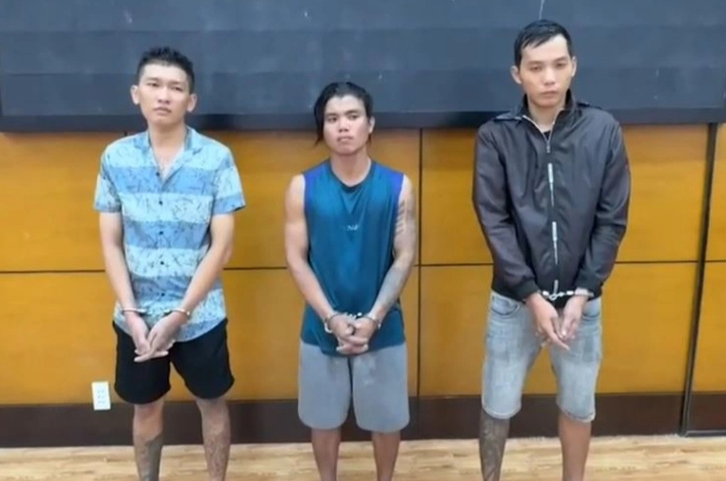 Giả công an, cướp tài sản 2 thanh niên trong công viên ở TPHCM - 1 Giả công an, cướp tài sản 2 thanh niên trong công viên ở TPHCM - 1