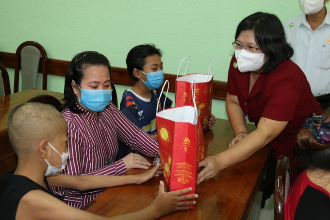 Mang trung thu yêu thương tới hàng nghìn trẻ em tại bệnh viện giữa đại dịch Covid-19 - Ảnh 3.