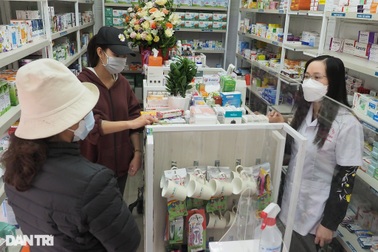 Người dân đổ xô đi mua kit test nhanh, các hiệu thuốc ở Hà Nội "cháy hàng"