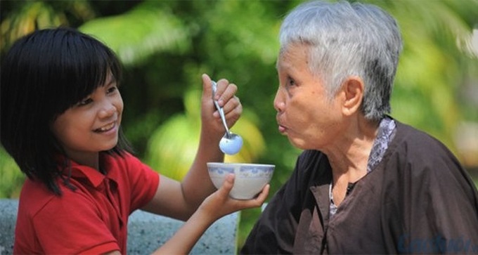 Bà Trần Thanh Huệ (Đồng Nai) đang được cháu ngoại Lê Thị Vy chăm sóc trong lúc chữa bệnh tại Bệnh viện Ung bướu TP.HCM. Ảnh: Tự Trung