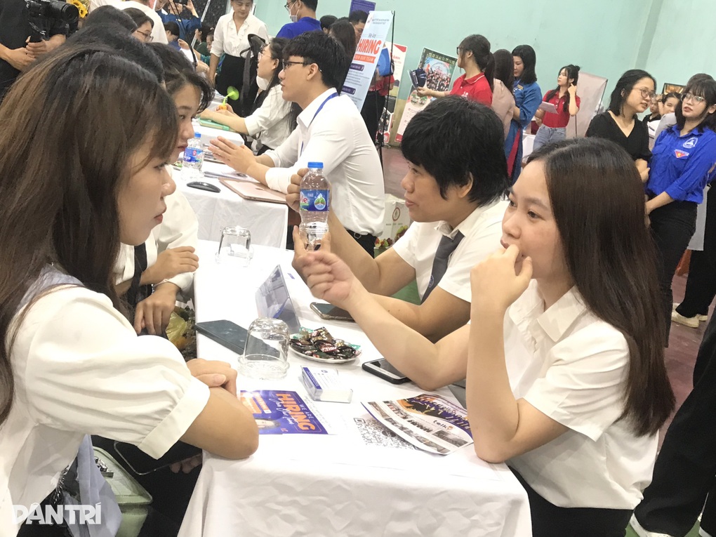 Nhân sự khối ngành vốn thất sủng chưa ra trường đã được... hốt - 2 Nhân sự khối ngành vốn thất sủng chưa ra trường đã được... hốt - 2