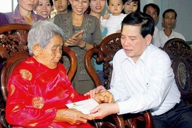 Gần 400 tỷ đồng quà Tết dành tặng người có công  