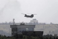 Taliban tiến vào Kabul từ mọi hướng, trực thăng Mỹ sơ tán nhà ngoại giao