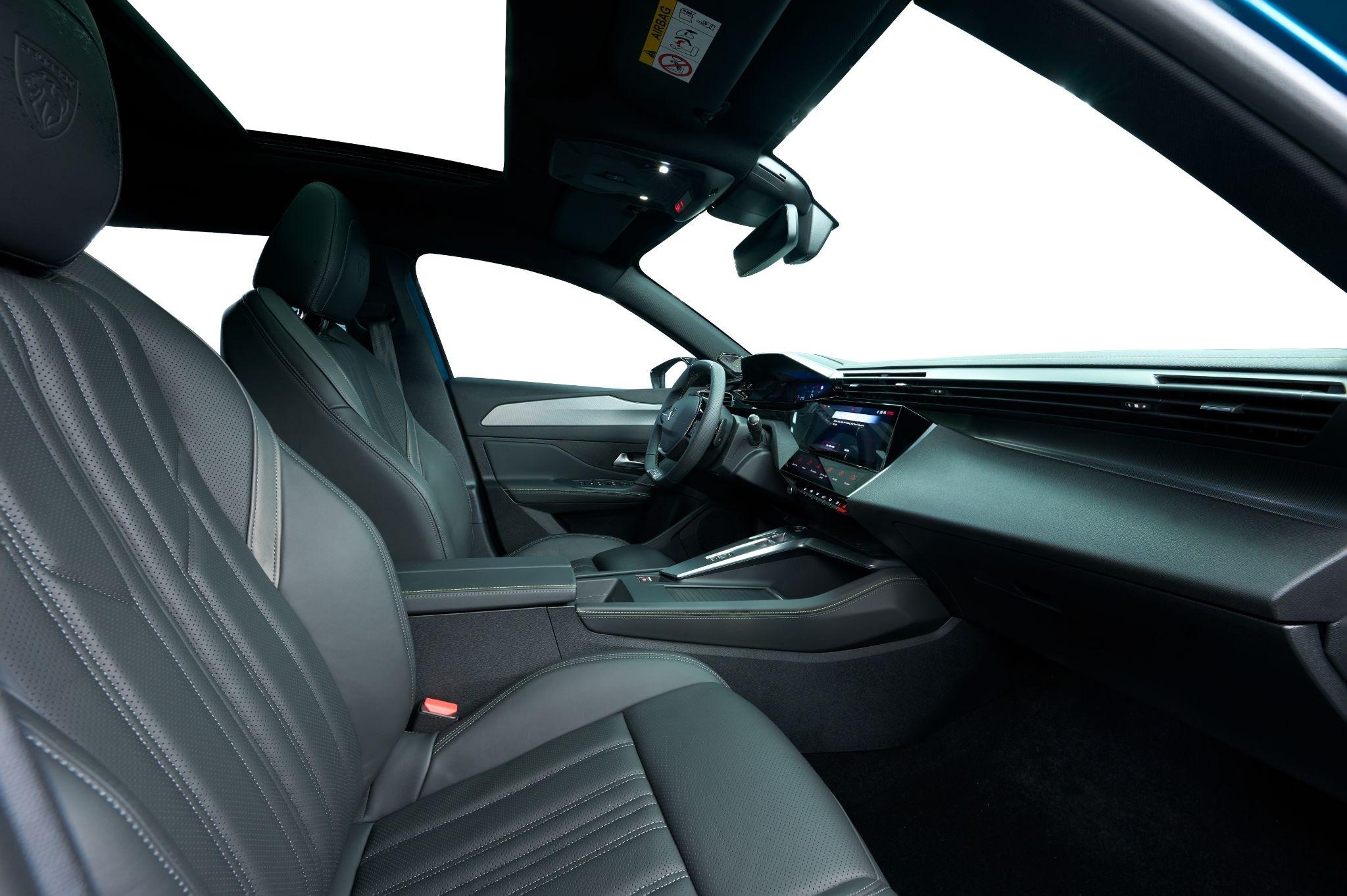 Toàn bộ ghế ngồi bọc da được điểm xuyết bằng những đường chỉ khâu cùng họa tiết màu tương phản. Trong đó bản GT sử dụng da Nappa cao cấp, Premium dùng da Claudia và Allure là da thường. Cả 3 phiên bản được trang bị ghế lái chỉnh điện 10 hướng, còn ghế hành khách chỉnh điện 6 hướng chỉ xuất hiện từ bản Premium trở lên. Riêng 408 GT thêm tính năng nhớ vị trí ghế lái và massage, sưởi ấm hàng ghế trước.