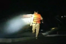 Bắt giữ 4 tàu và 11 "cát tặc" trên sông Hồng