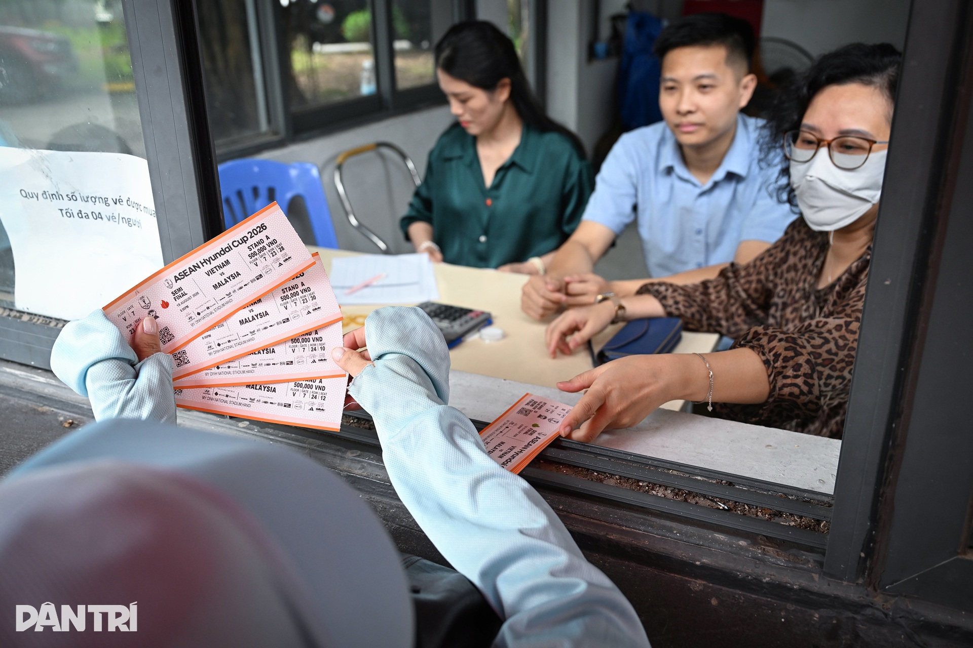 CĐV chen chân, xếp hàng từ 4h sáng chờ mua vé trận Việt Nam - Malaysia - 9