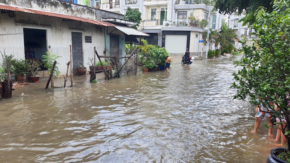Khu dân cư bị nước bủa vây tứ phía ở Sài Gòn - 12