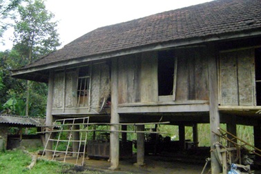 Say rượu, cha dùng cuốc sát hại con