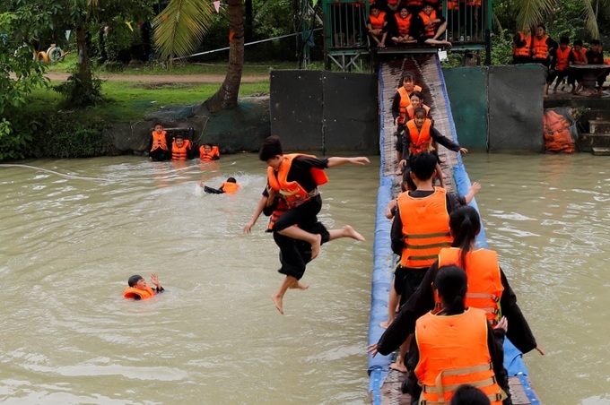 Các em nhỏ tham gia các trò chơi dân gian.