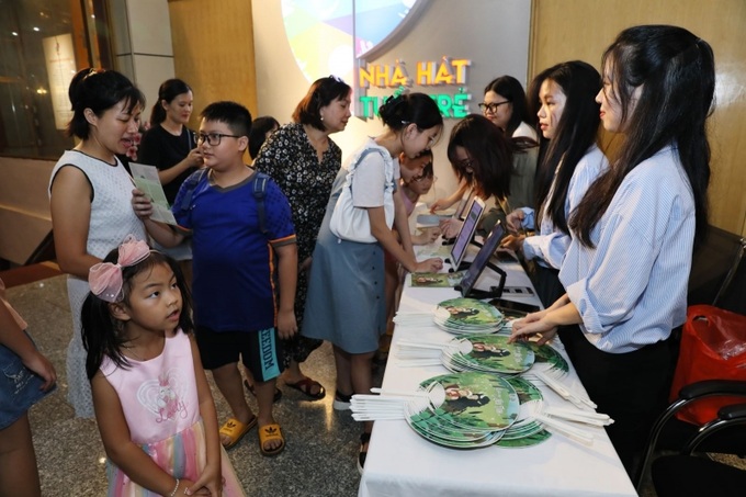 Các hoạt động triển lãm giáo dục, chụp ảnh lưu niệm và trưng bày tặng phẩm liên quan đến vở diễn dành cho khán giả nhí.