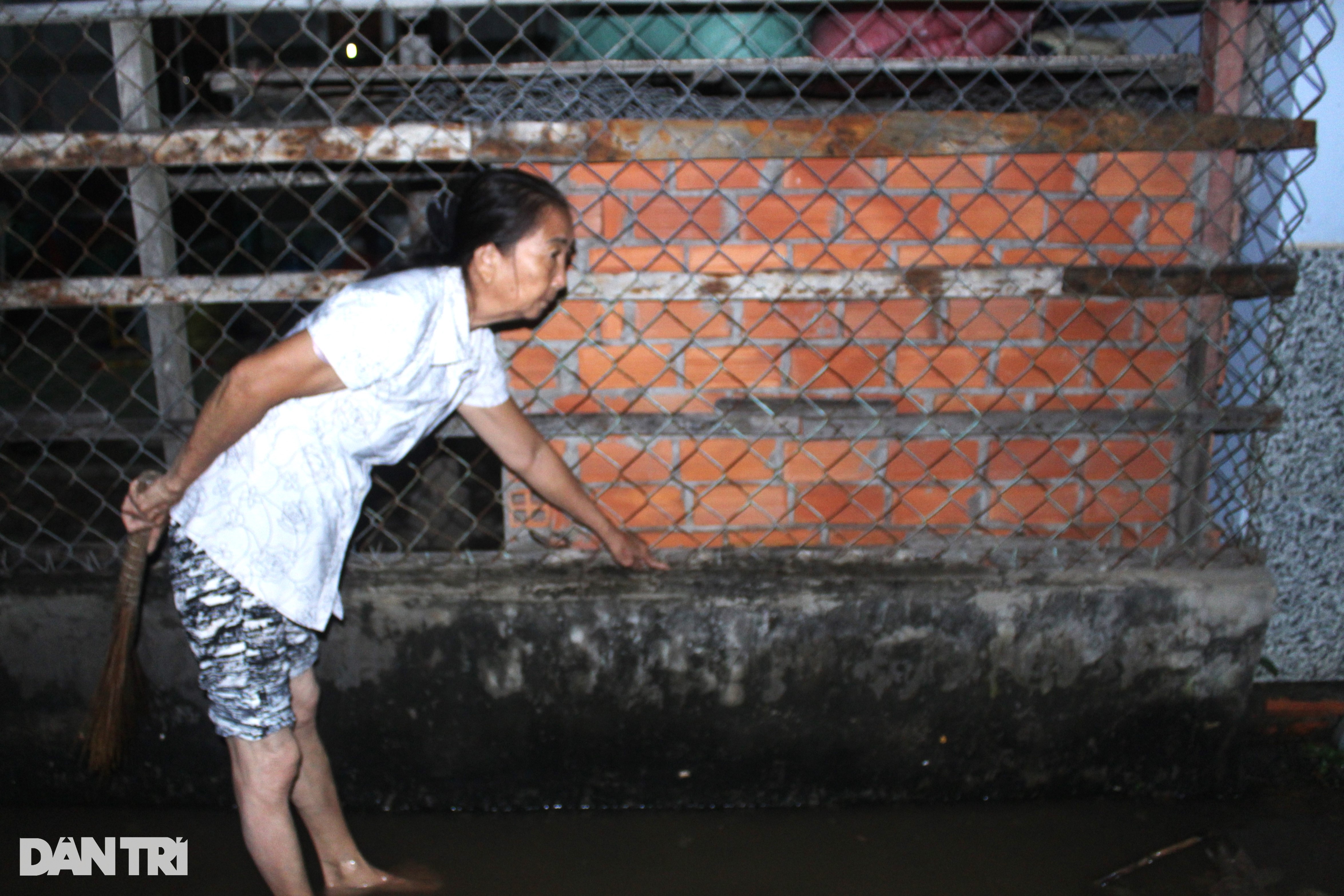 Nghèo muốn chết mà cứ phải quay quắt lo triều cường, nước ngập - 2 Nghèo muốn chết mà cứ phải quay quắt lo triều cường, nước ngập - 2