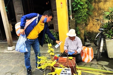 Chủ tiệm cà phê đi khắp Hội An phát khẩu trang miễn phí
