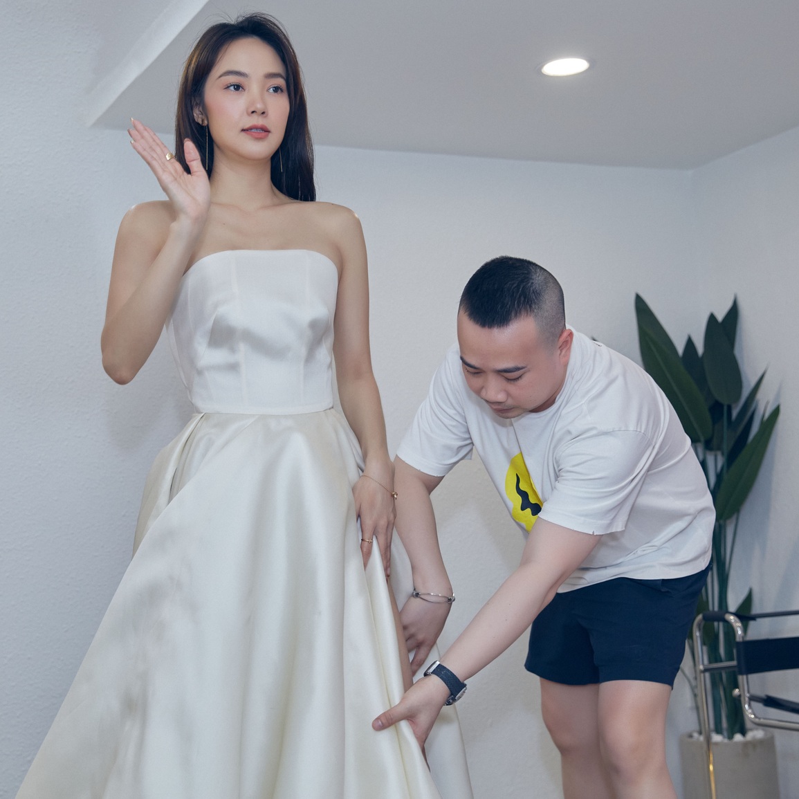 Hé lộ bộ váy vô giá được Minh Hằng diện khi chụp ảnh cưới - 4 Hé lộ bộ váy vô giá được Minh Hằng diện khi chụp ảnh cưới - 4