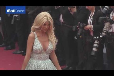 Victoria Silvstedt diện váy xẻ bạo