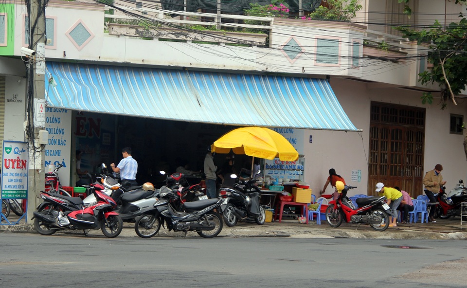 Ngỡ “thoát lệnh cấm”, hàng loạt cửa hàng vội mở cửa kinh doanh - 2 Ngỡ “thoát lệnh cấm”, hàng loạt cửa hàng vội mở cửa kinh doanh - 2