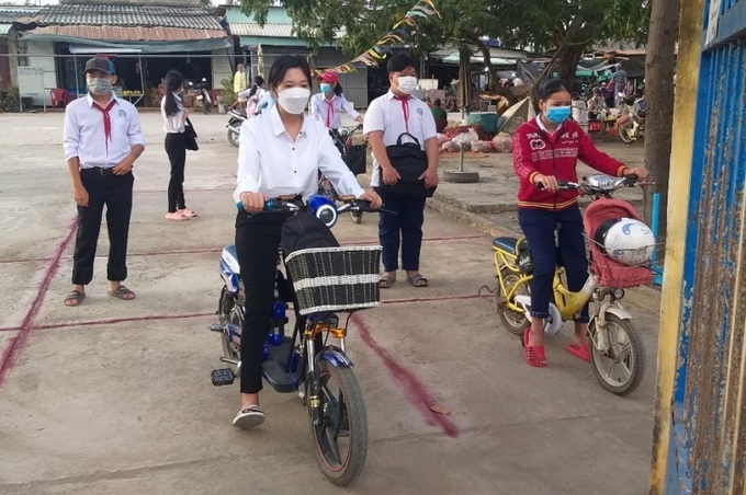 Các em học sinh phấn khởi trở lại trường sau một thời gian nghỉ học vì dịch bệnh Covid-19.