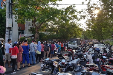 Choáng với cảnh xếp hàng chờ lấy phiếu tiêm vắc xin chưa từng có ở Huế