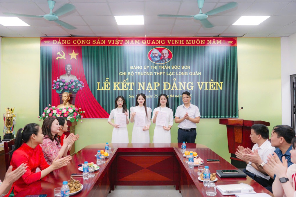 Trường tư thục có 3 học sinh được kết nạp Đảng trước thềm thi tốt nghiệp THPT - 1 Trường tư thục có 3 học sinh được kết nạp Đảng trước thềm thi tốt nghiệp THPT - 1
