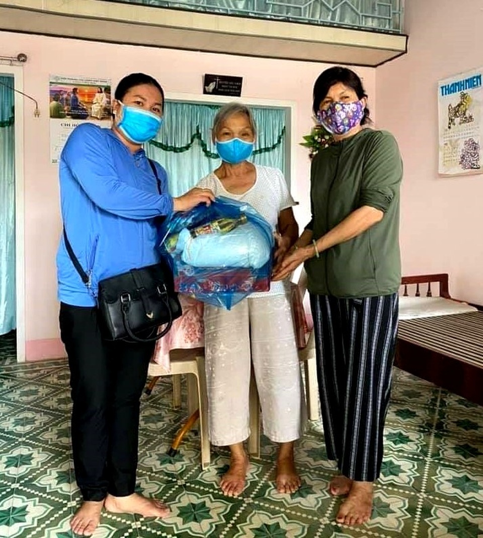 Hội An: Đi từng ngõ, gõ từng nhà, trao thực phẩm đến hộ dân cách ly - 9 Hội An: Đi từng ngõ, gõ từng nhà, trao thực phẩm đến hộ dân cách ly - 9