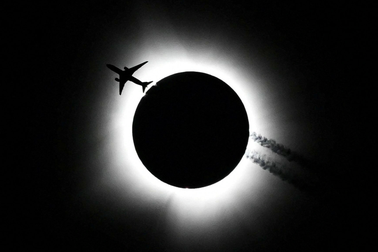 Hàng triệu người Mỹ đổ xô đi xem cảnh "đêm giữa ban ngày"