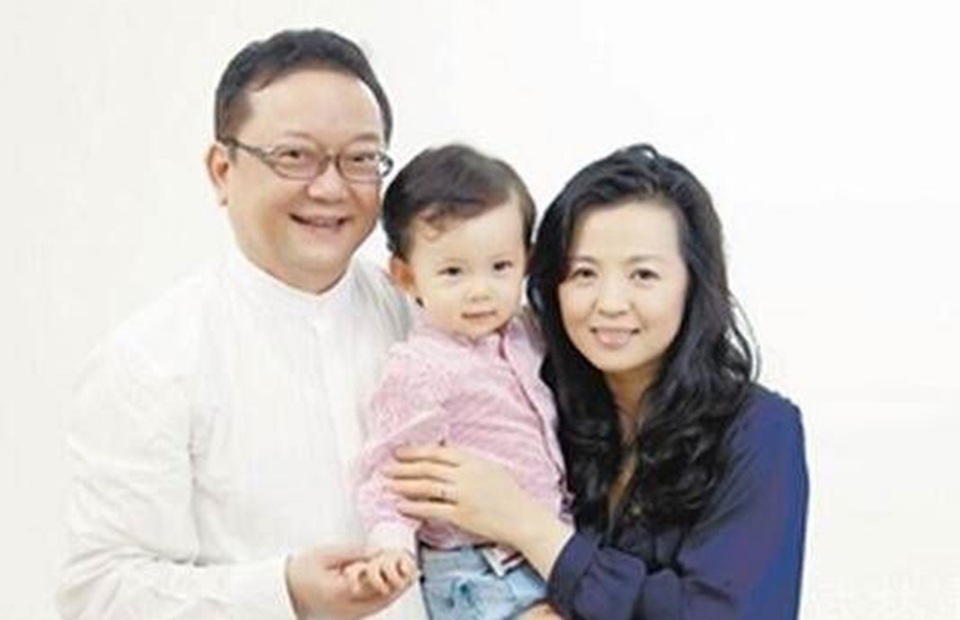 Hòa Thân Vương Cương sống sung túc bên người vợ kém 20 tuổi - 14