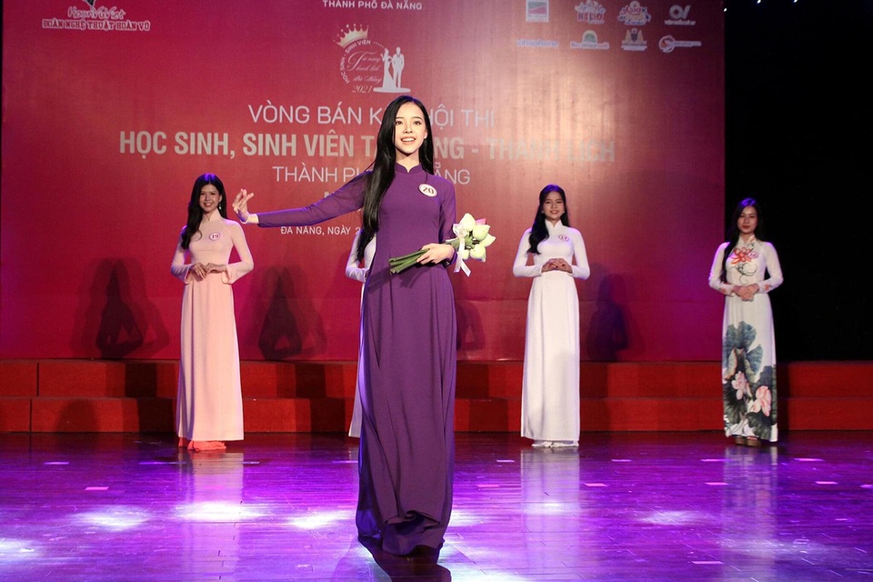 Nữ sinh Đà Nẵng khoe sắc xuân thì trong tà áo dài duyên dáng - 2 Nữ sinh Đà Nẵng khoe sắc xuân thì trong tà áo dài duyên dáng - 2