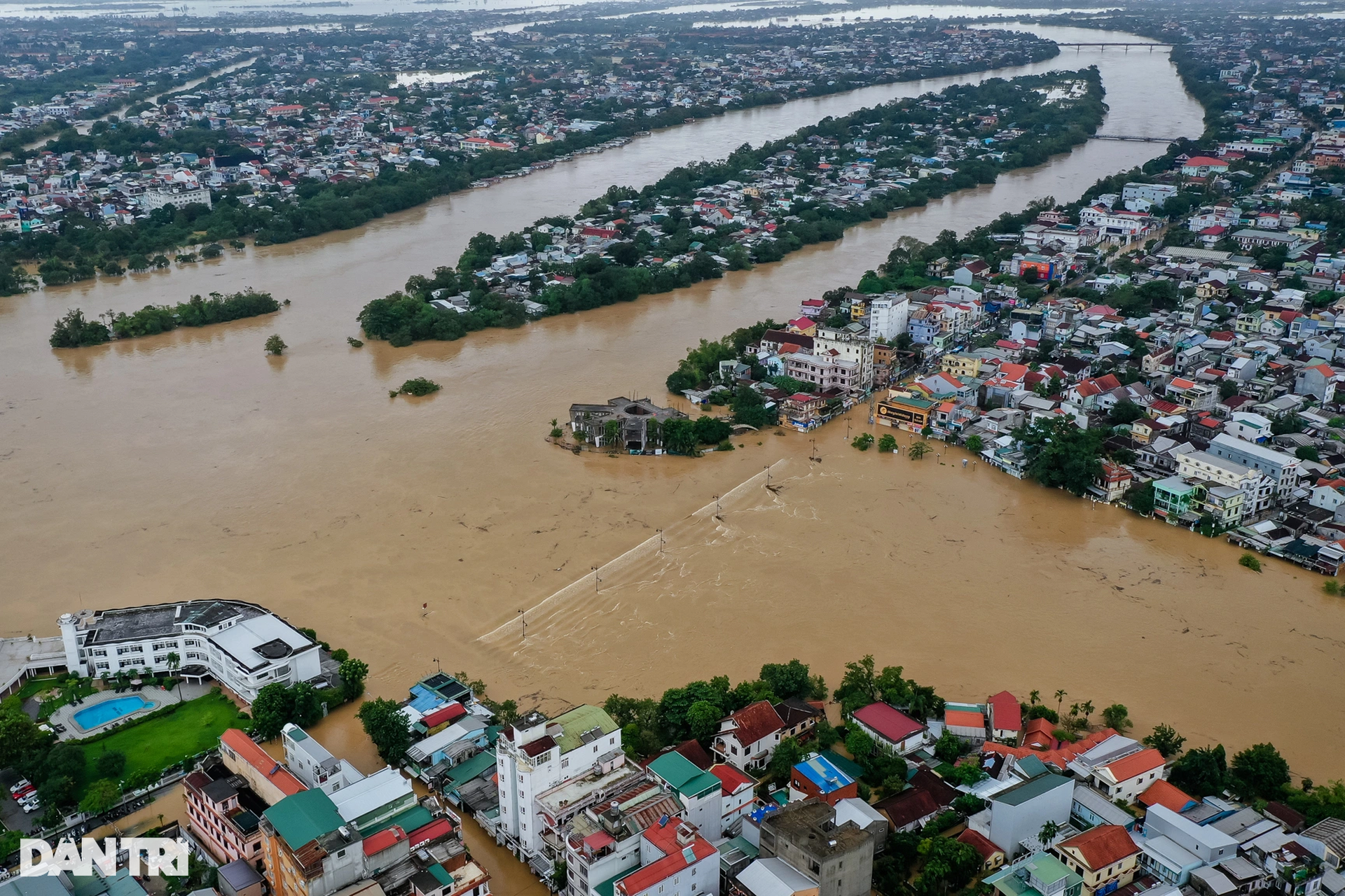 Kinh thành Huế ngập trong biển nước lũ dâng cao - 12 Kinh thành Huế ngập trong biển nước lũ dâng cao - 12