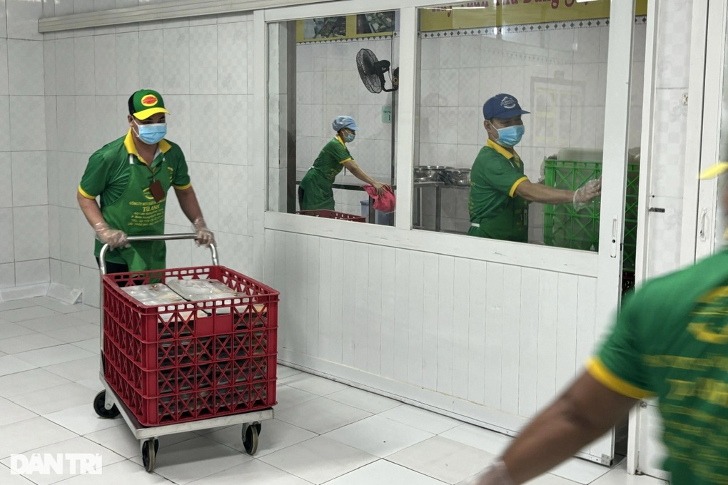 Trưởng đoàn kiểm tra bất ngờ với suất cơm sạch có đùi gà, giá 25.000 đồng - 2 Trưởng đoàn kiểm tra bất ngờ với suất cơm sạch có đùi gà, giá 25.000 đồng - 2
