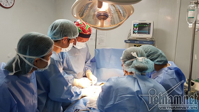 Người phụ nữ Sài Gòn 31 tuổi khổ sở vì ngực dài nửa mét - Ảnh 3.