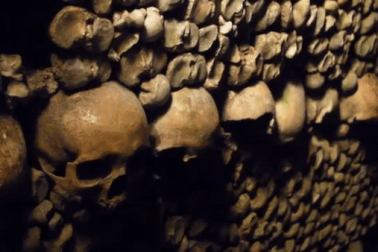 Rợn người bước xuống hầm mộ chứa gần 7 triệu bộ hài cốt