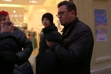 Du khách thích thú khi dùng thử nước hoa có mùi Tổng thống Putin