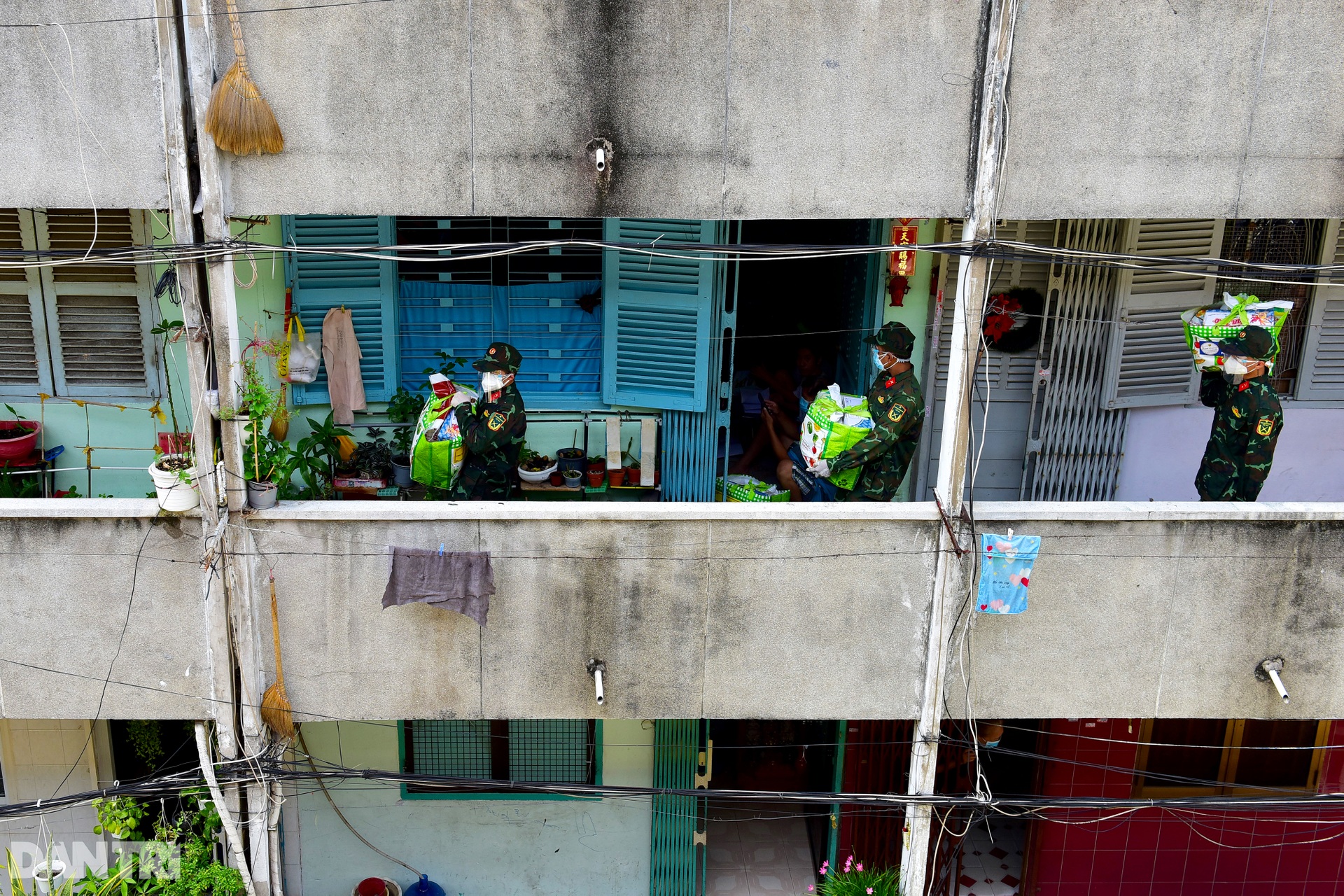 Dùng xe cẩu vận chuyển nhu yếu phẩm tới người dân sống tại chung cư TPHCM - 15