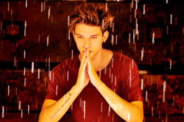 Chờ bạn gái trang điểm cả tiếng đồng hồ và cái kết chia tay trong mưa