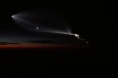 Ngoạn mục video Mỹ phóng siêu tên lửa Trident nhìn từ máy bay thương mại