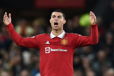 Bị chê hết thời, C.Ronaldo khiến huyền thoại Man Utd "bẽ mặt"