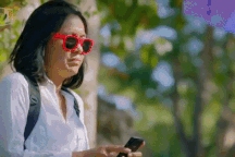 Những con khỉ có sở thích cướp đồ đắt tiền để "vòi vĩnh" phần ăn nhiều hơn