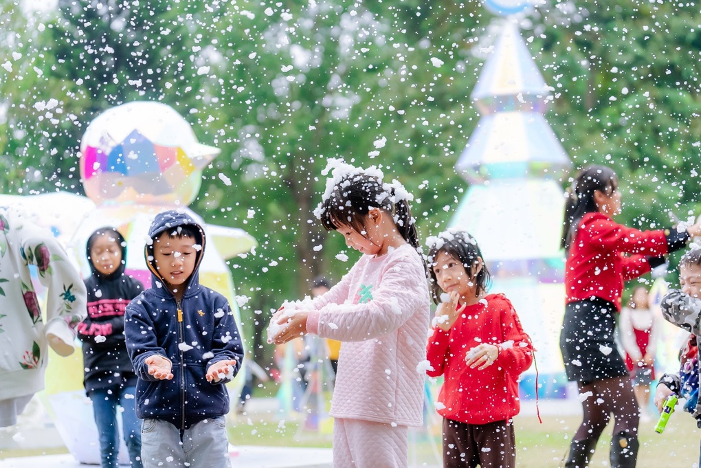 Đón Noel sớm: Cha mẹ đưa con đến Khu rừng pha lê cách hồ Hoàn Kiếm 14km - 2 Đón Noel sớm: Cha mẹ đưa con đến Khu rừng pha lê cách hồ Hoàn Kiếm 14km - 2